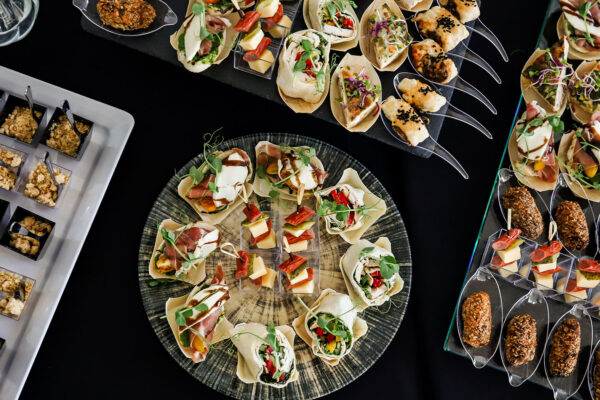 Finger food catering Kraków – eleganckie przekąski bankietowe